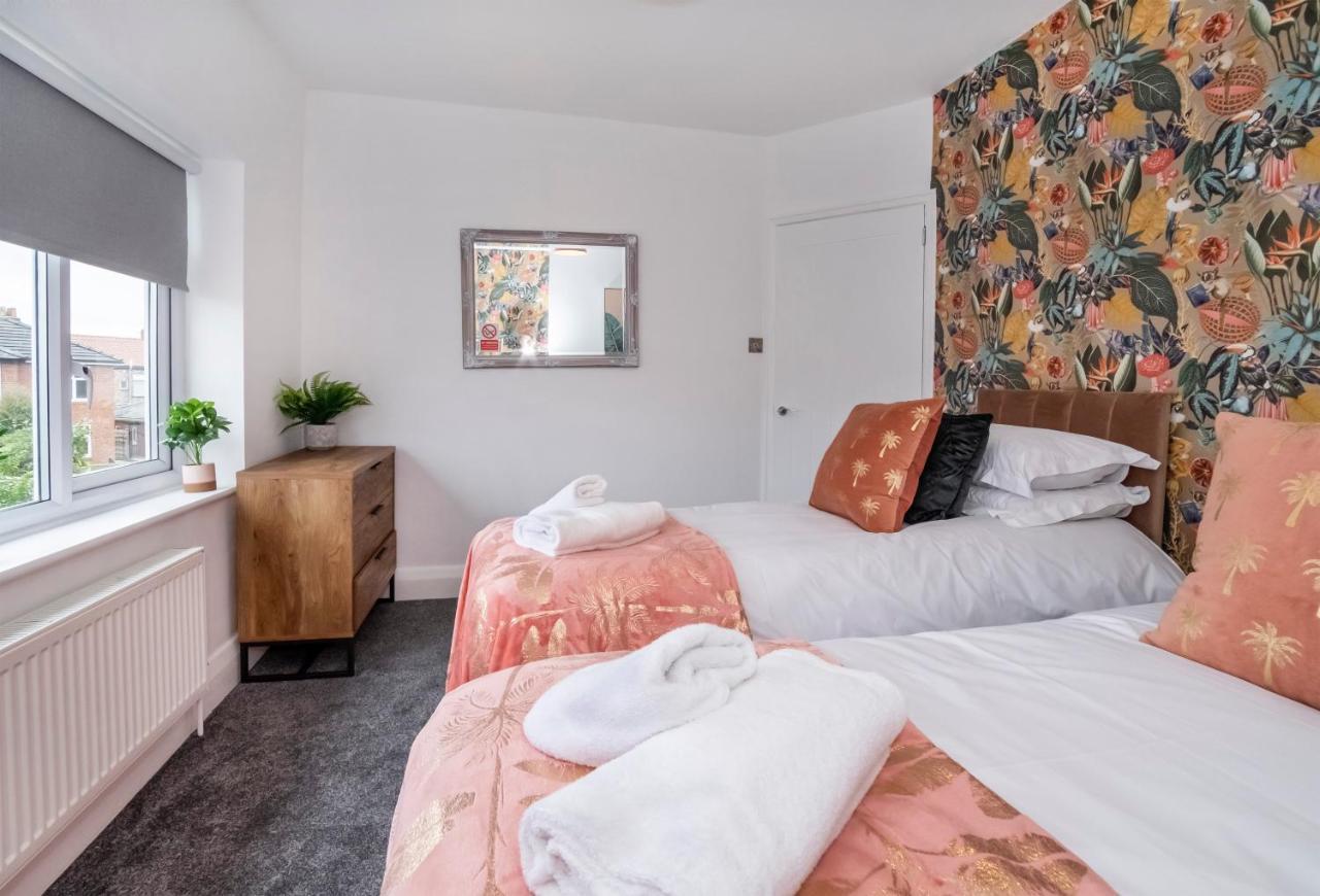 Вилла Stylish Hot Tub House With Free Parking! Йорк Экстерьер фото