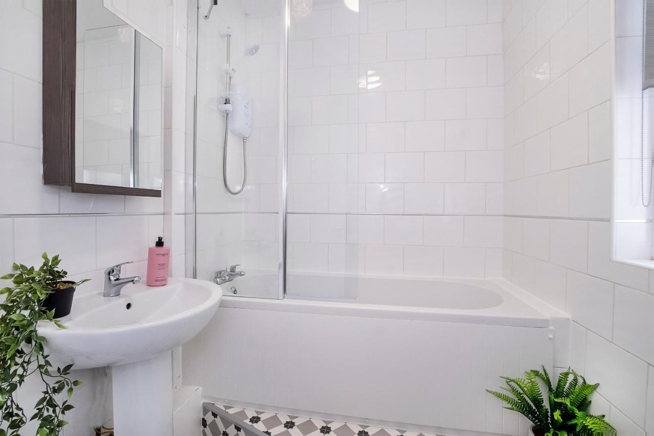 Вилла Stylish Hot Tub House With Free Parking! Йорк Экстерьер фото