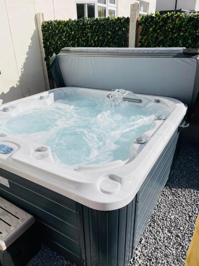 Вилла Stylish Hot Tub House With Free Parking! Йорк Экстерьер фото